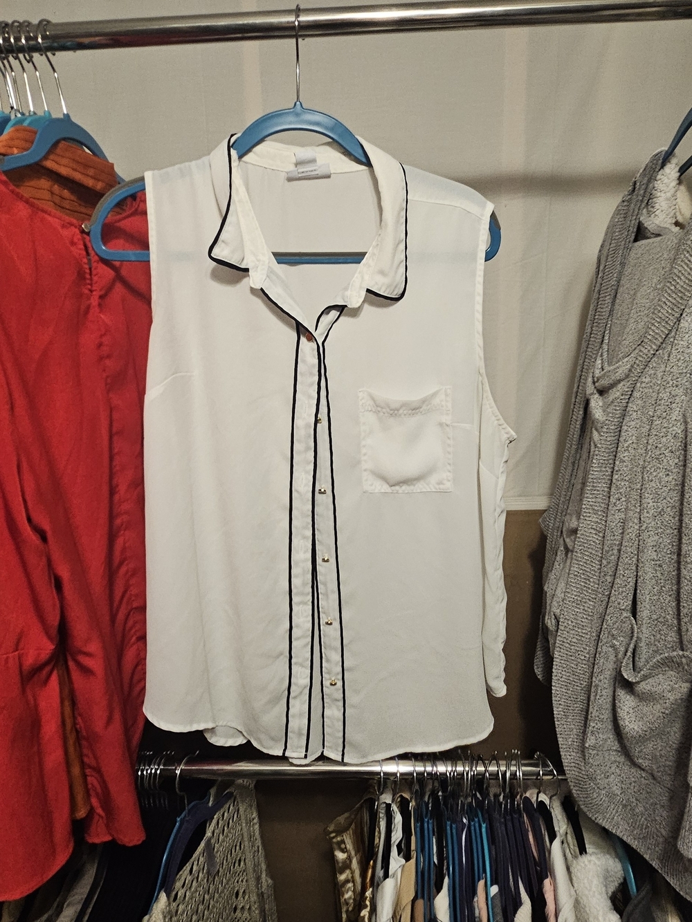 Liz Claiborne White Sleeveless Button-Down with Black Piping